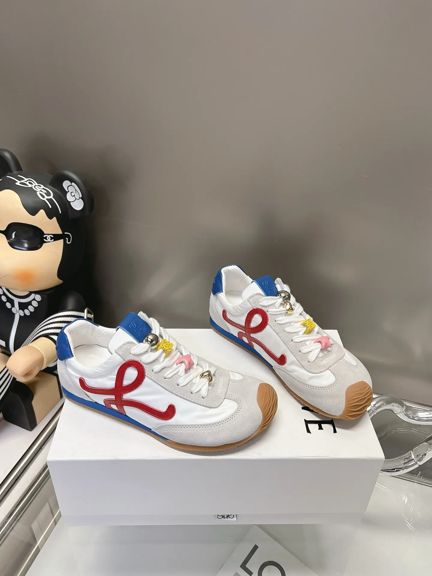 👟👟Ex-factory price 540👟👟 Original BALLET RUNNER2.0 Loewe ballet shoes! Asymmetrical toe shape, Loewe's signature design! Super soft, light and flexible original TPU sole with wavy pattern, (not ordinary rubber sole) original cover last + fierce craftsmanship wrapping feeling, the comfort is first-class! The 3D injection molded rubber LOEWE logo on the heel gives this shoe a retro and elegant interpretation, and incorporates modernity and LOEWE's unique style. There are so many colors and pictures will be updated one after another. Code number: 35-40 (41 customized)